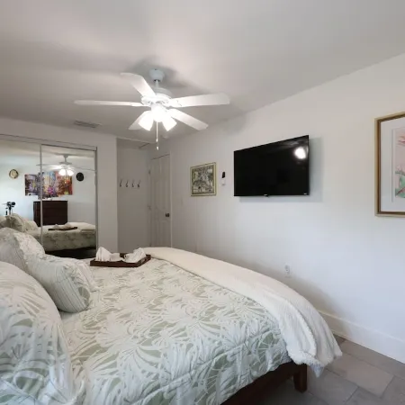 Havana Nights Honeymoon: King Bed, Sofabed, Patio & Wi-Fi – Book Your Escape!