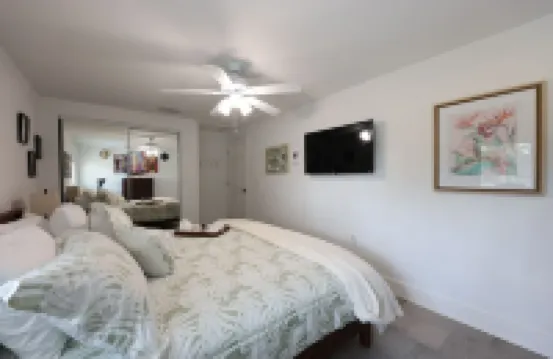 Havana Nights Honeymoon: King Bed, Sofabed, Patio & Wi-Fi – Book Your Escape! 麥格雷戈酒店