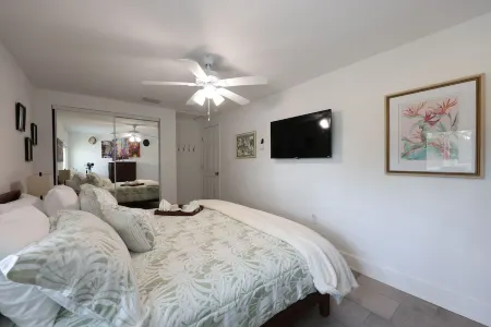 Havana Nights Honeymoon: King Bed, Sofabed, Patio & Wi-Fi – Book Your Escape!