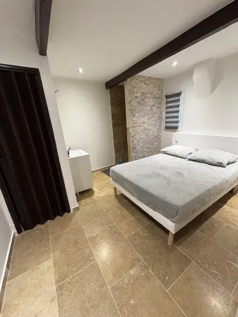 Very quiet town center house Отели в г. Малосен