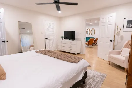 Adorable & Quiet -Under 15 min to Downtown & Beach