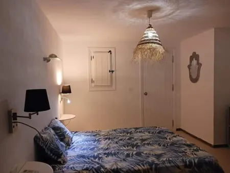 Maison Typique Avec Patio et Piscine