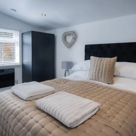 Cedars Lodge - Hot Tub - Penally - Tenby