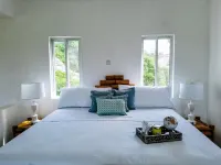 Tropical Beach Loft  w/King Bed + Sea/Mountain Views!