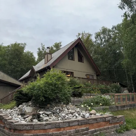Charming 2-bedroom + loft cabin in Wasilla with Sauna