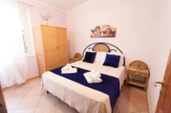 Pretty cottage 100 meters from the sea with parking space and garden.  호텔