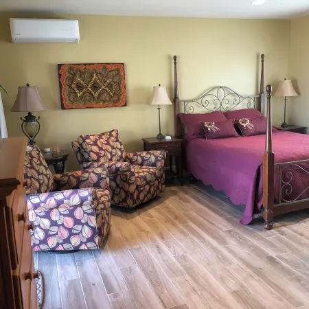 Charming 1-bedroom house in Escondido with AC, WiFi, quiet and private, views Отели в г. Хидден Медоус