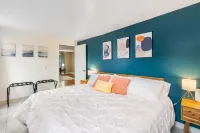 King Bed Private Parking  Fast Internet