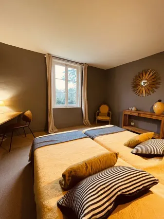 Gîte Le Domaine with private pool and fireplace Отели в г. Сент-Оппортюн-дю-Боск