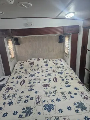 Cozy 2-bedroom, 1.5 bath RV with outdoor kitchen, 3.5 miles from Wolf Creek Dam