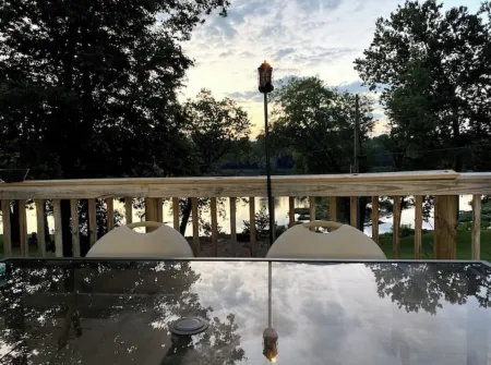 Mountain Ferry Landing - Riverfront Access