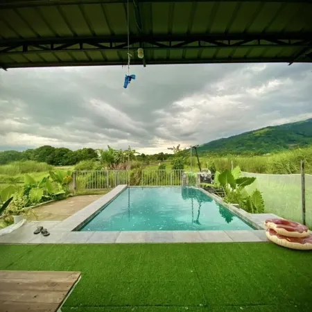 Jala Jala Casita Blanca Tiny House and Farm Stay with Mountain View and Pool