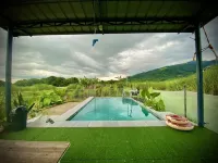 Jala Jala Casita Blanca Tiny House and Farm Stay with Mountain View and Pool