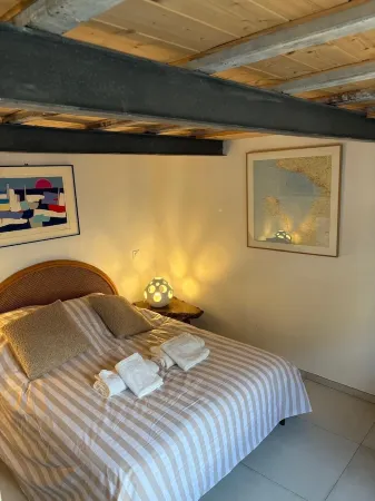 La voile blanche, a stopover with your feet in the water