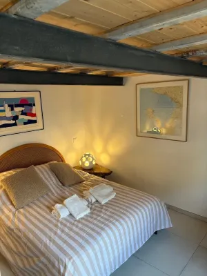 La voile blanche, a stopover with your feet in the water