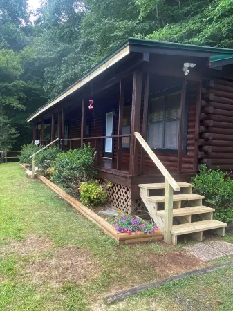 Simple Charming 2-bedroom cabin in Whittier NC, 14 miles from Cherokee
