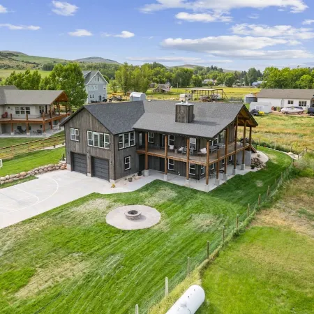 Modern Lakehouse l Slps 34 l Courts + Chefs Kitchen l Bear Lake Haven