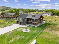 Modern Lakehouse l Slps 34 l Courts + Chefs Kitchen l Bear Lake Haven