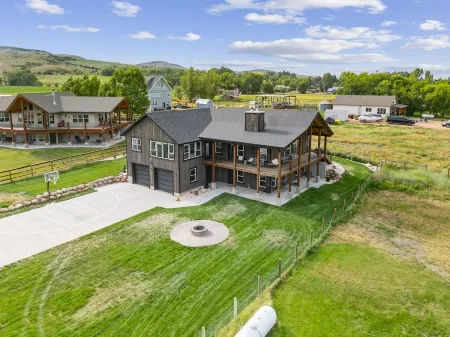 Modern Lakehouse l Slps 34 l Courts + Chefs Kitchen l Bear Lake Haven