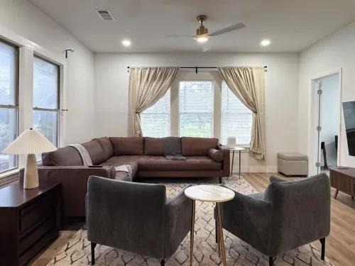 Denton Newly Renovated 4bed 3bath 2washer/dryers