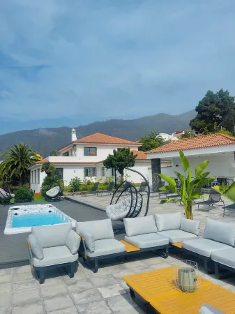 Villa with private 4bed floor level - spa facilities, heated jacuzzi & BBQ area