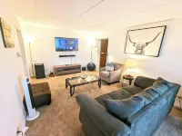 OpulentUrban Retreat: Luxe Living 마쥬스키 메트로 공원 주변 호텔