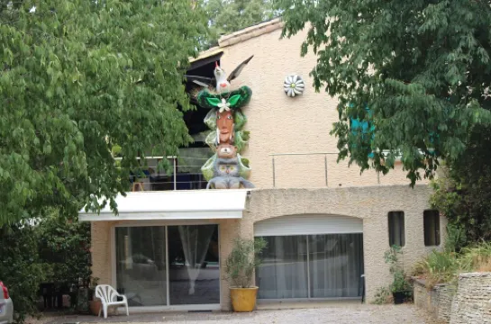 Large garden with swimming pool.