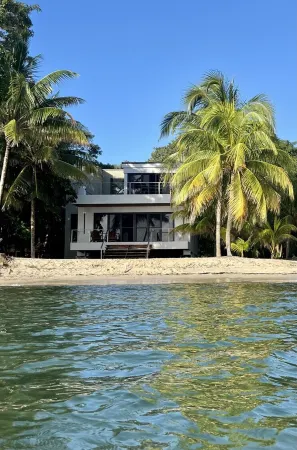 Fantastic, ,2-BR, Sea Front Villa in Placencia , Belize, Kayaks, & Paddle Boards Отели в г. Surfside