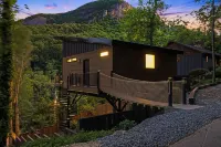 StayInOurSpace- Romantic getaway with views, walk to downtown, Hot tub, fire pit