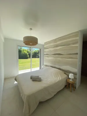 La Villa Saint-Léger - 5 Bedrooms - Swimming pool - garden Hotels in 