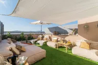 Penthouse with Private Terrace & Pool Access Hotel a Cornellà de Llobregat