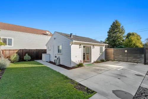 New Modern Guesthouse Retreat near Berkeley & SF - King Bed, AC, Standing Desk