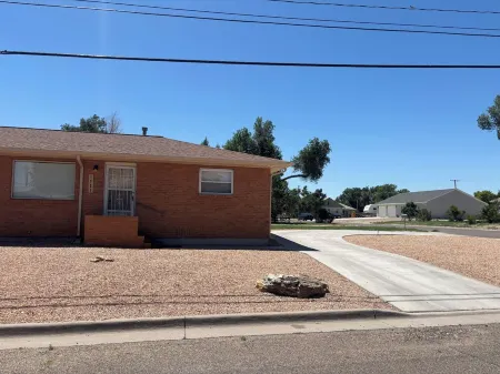 Cozy Corner 1401- West -Unit 2-bedroom apt in adorable La Junta with WiFi, AC