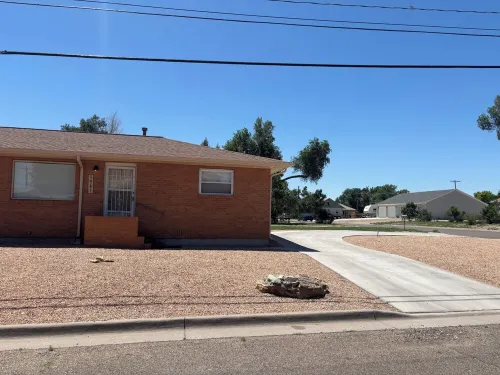 Cozy Corner 1401- West -Unit 2-bedroom apt in adorable La Junta with WiFi, AC