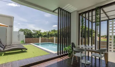 9 BR Huge Pool Villa near Central Festival. 15 Min to Old city and Nimman Hotels in San Phranet