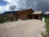 Chalet La Roseraie, 200 m from the Petit Chatel ski lifts