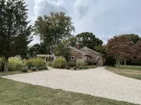 Silver Beach Hideaway: newly updated quiet cozy cottage - 4 min walk to beaches!