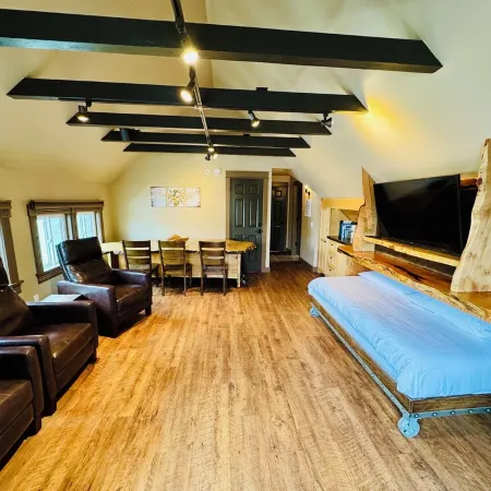 The Bee Hive - Heart of Friday Harbor - 2BR Condo, WiFi, AC, Walk to Everything!