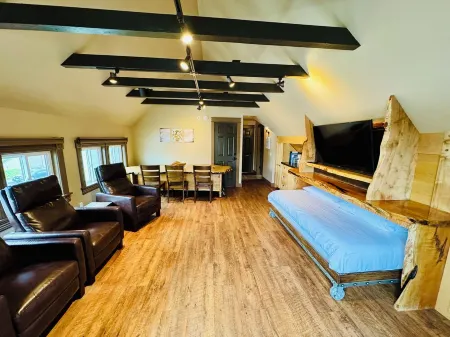 The Bee Hive - Heart of Friday Harbor - 2BR Condo, WiFi, AC, Walk to Everything!