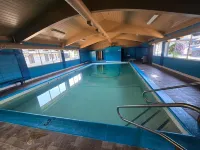 Camelot Court Motel - Pools