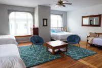 ~Mica Inn~ Downtown Spacious Retreat Above a Vintage/Coffee Shop...dog friendly! Hotels in Kenosha