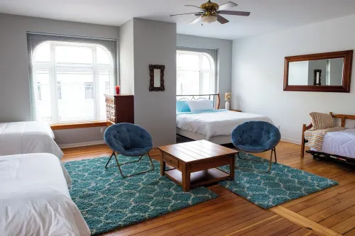 ~Mica Inn~ Downtown Spacious Retreat Above a Vintage/Coffee Shop...dog friendly!