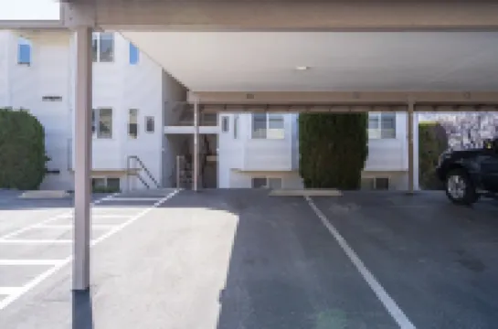 Lovely 2-bedroom condo in Chelan, close to town with mountain views