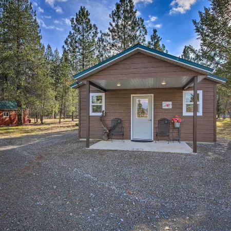 Pet-Friendly Libby Cottage w/ Mountain Views!