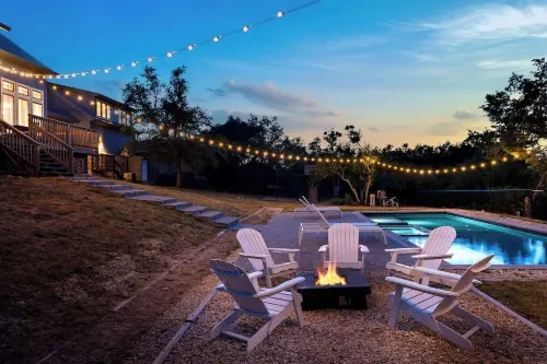 Luxurious Lake Park House: Sleeps 25, Pool, Hot-Tub, Firepit and Game Room! Hotels in Travis County