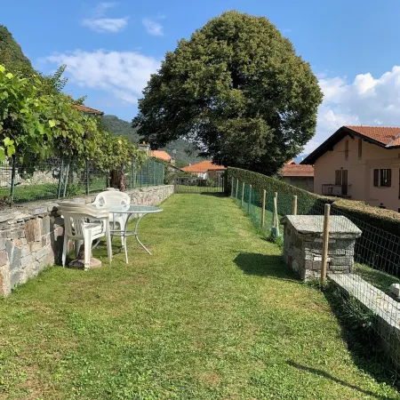 Casa Savina, Stunning Lake and Mountain Views, Private Garden With Parking Space Отели в г. Плезио