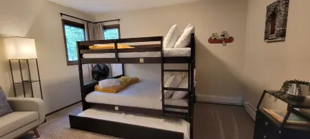 Renovated Open-Concept Pocono Home Game Room, Fireplace, Close to All