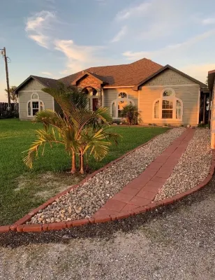 Maxwell 2Bdrmbath Suite-Outdoor Kitchen-Private Lighted Pier on Baffin Bay Отели в г. Клеберг