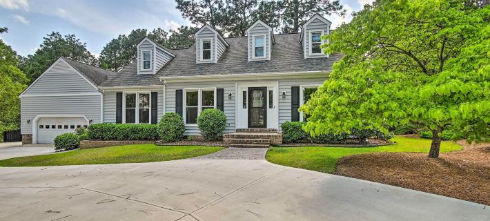 Peaceful Southern Pines Home w/ Pool + Yard! Отели в г. Мур