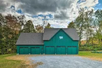 Luxe 'Green Barn' Near Skiing w/ Mt Equinox Views! -  Ferienwohnungen